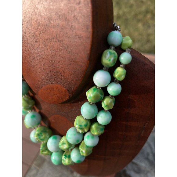 Vtg 1950's 2 Strand Beaded Necklace In Bakelite Shades Of Green Different Shaped - Picture 2 of 6